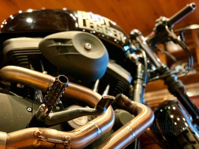 Fußrasten »Traction« von Roland Sands Design; für 7/16“ Haltegabeln mit gleichlangen Seiten; Billet-Aluminium, schwarz eloxiert; Länge: 110 mm; Ø 32 mm; USA; Bruttogewicht: 155 g