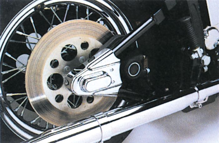 Cache »Phantom« de Kuryakyn; adaptable à Softail 1986-2007 (sauf 2000-2007 FLSTF, FXSTD, 2005-2007 FLSTN, 2006-2007 FXST, FXSTB, FXSTC, FXSTS); alu coulé, chromé; poids brut: 1.12 kg