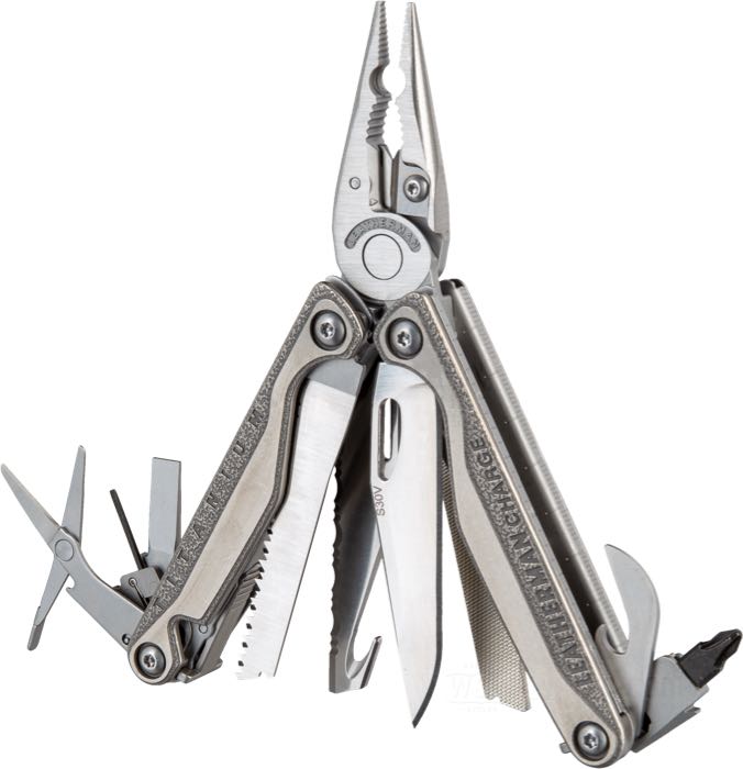 Pinza multiuso »Charge Plus TTi« di Leatherman; acciaio inox / titanio; peso netto: 232 g; lunghezza chiuso: 100 mm; lunghezza lama: 75 mm; acciaio lama: CPM S30V; con borsa da cintura in pelle marrone; U.S.A.; peso lordo: 362 g