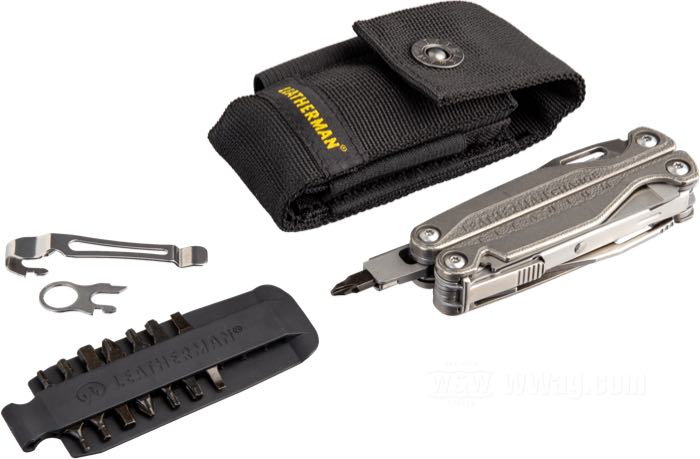 Pinza multiuso »Charge Plus TTi« di Leatherman; acciaio inox / titanio; peso netto: 232 g; lunghezza chiuso: 100 mm; lunghezza lama: 75 mm; acciaio lama: CPM S30V; con borsa da cintura in pelle marrone; U.S.A.; peso lordo: 362 g