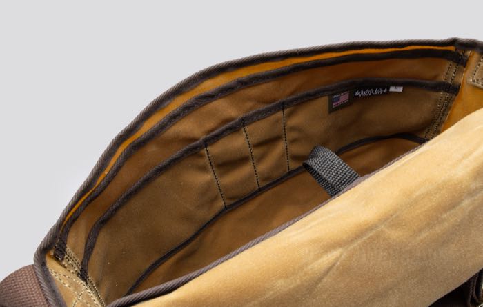 Sacoche à bandoulière de Duluth Pack; toile / vachette, kaki, ciré; L x H x P: 44 x 36 x 11 cm; USA; poids brut: 1 kg