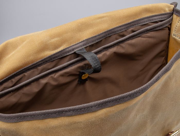 Sacoche à bandoulière de Duluth Pack; toile / vachette, kaki, ciré; L x H x P: 44 x 36 x 11 cm; USA; poids brut: 1 kg