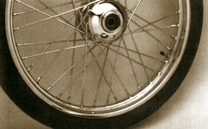 Cache-moyeu; pour Roue avant; adaptable à toutes FX(D)WG et Softail 1984-1999 (sauf Heritage et Fat Boy); acier, chromé; Ø 11.7 cm; poids brut: 160 g
