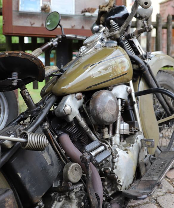 Mutternsatz von Colony; für Kipphebelgehäuse; passend für Knucklehead 1936-1947; Stahl, CAD (ZnNi Verfahren), rechts; Schlüsselgröße: 1-3/8 ”; Gewinde: 7/16”-20; mit Dichtscheiben aus Messing; ersetzt OEM HD 17447-36; USA; Bruttogewicht: 284 g