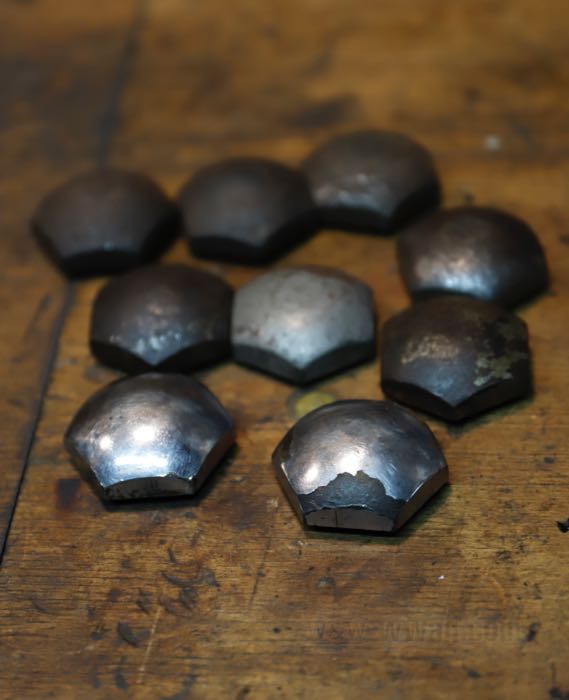 Jeu d'ecrous de Colony; pour Cache-culbuteurs; adaptable à Knucklehead 1936-1947; acier, chromé, droit; clé: 1-3/8 ”; filetage: 7/16”-20; avec rondelles joint en laiton; remplace OEM HD 17447-36; USA; poids brut: 283 g