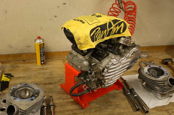 Motor stand by Bates; fits 45 cui/750 cc Flathead 1929-1973 and Big Twin 1930-1998 (Softails →1999); steel, red, powder-coated; L x W x H: 32 x 23 x 20 cm; Germany; gross weight: 4.65 kg