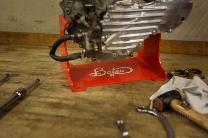 Motor stand by Bates; fits 45 cui/750 cc Flathead 1929-1973 and Big Twin 1930-1998 (Softails →1999); steel, red, powder-coated; L x W x H: 32 x 23 x 20 cm; Germany; gross weight: 4.65 kg