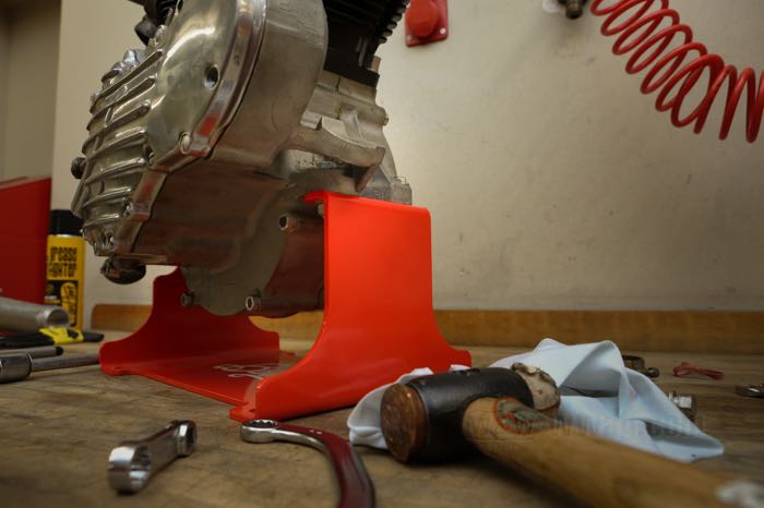 Motor stand by Bates; fits 45 cui/750 cc Flathead 1929-1973 and Big Twin 1930-1998 (Softails →1999); steel, red, powder-coated; L x W x H: 32 x 23 x 20 cm; Germany; gross weight: 4.65 kg