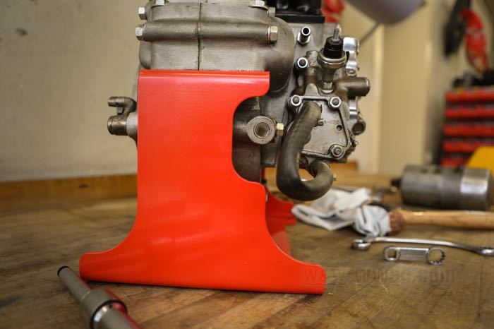 Motor stand by Bates; fits 45 cui/750 cc Flathead 1929-1973 and Big Twin 1930-1998 (Softails →1999); steel, red, powder-coated; L x W x H: 32 x 23 x 20 cm; Germany; gross weight: 4.65 kg
