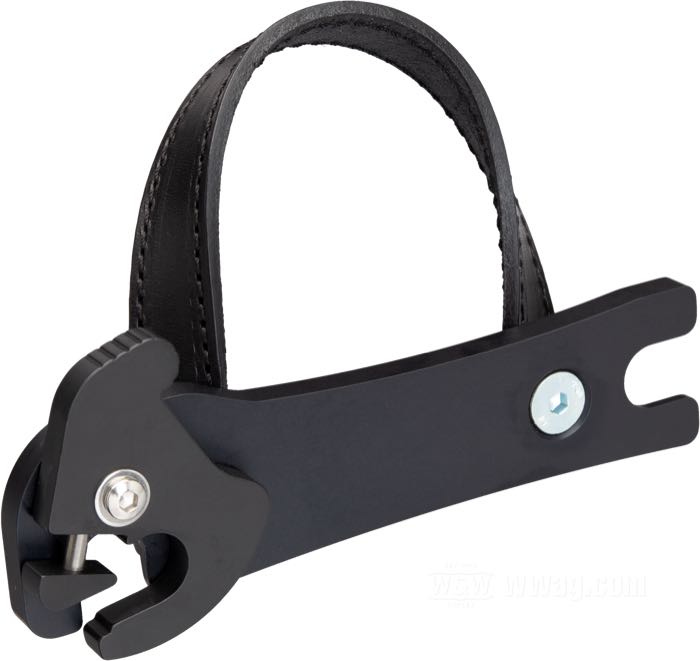 Mounting bracket »Quicklock« by Lejonkulan; fits Softail Slim 2013-2017; mounting hole distance on fender: 150 mm; billet aluminum, black anodized, left; Sweden; gross weight: 269 g