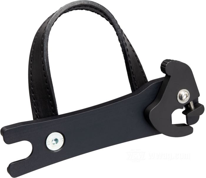 Mounting bracket »Quicklock« by Lejonkulan; fits Softail Slim 2013-2017; mounting hole distance on fender: 150 mm; billet aluminum, black anodized, right; Sweden; gross weight: 268 g