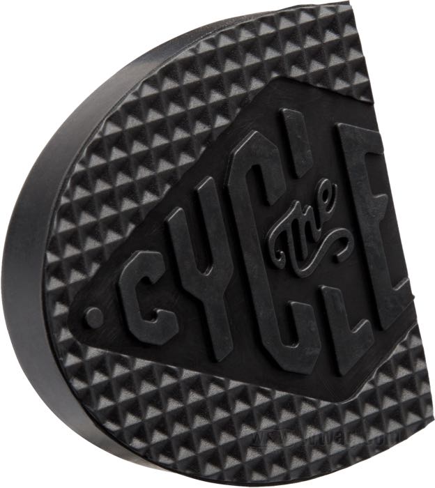 Caoutchouc de pédale de The Cyclery; pour Pédale d'embrayage; adaptable à tous les modèles avec embrayage au pied et frein méchanique; acier / caoutchouc; largeur x profondeur: 63 x 68 mm; avec ecrou et rondelles; remplace OEM HD 11791-45; Turquie; poids brut: 74 g