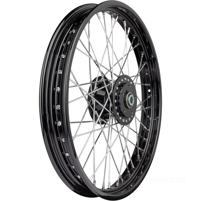 Roue à rayons avant; adaptable à FX, FXR, Dyna, Sportster 1984-1999 (sauf FX(D)WG, FXST); moyeu étroit avant type FX/Sportster 1984-99 DF; finition moyeu: noir finition époxy; Ø collier centrage: 50 mm; flanc double, filets de 5/16”-18; profil: creuse; finition jante: noir finition époxy; 2.15x21 ”; rayons: acier chromé; Ø de l'axe: 3/4 ”; valve en métal latérale; poids brut: 10.4 kg