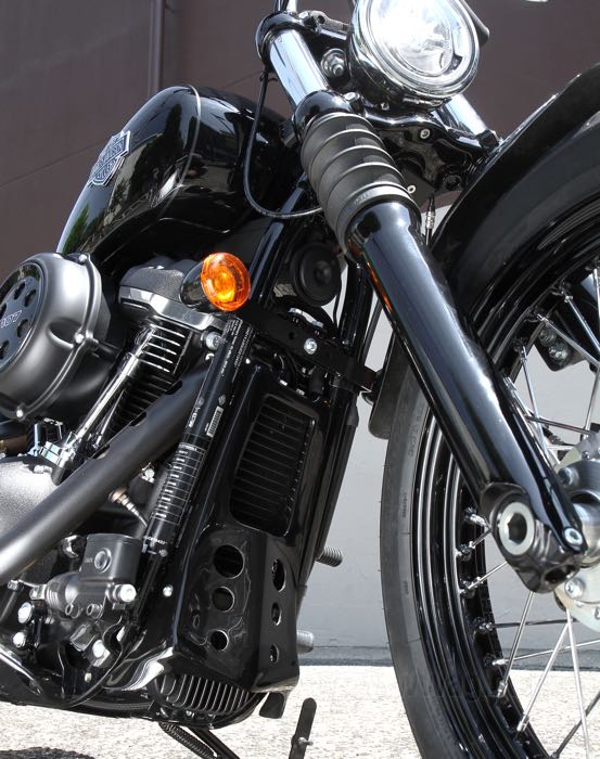 Cache de Easyriders; pour Radiateur d'huile; adaptable à Softail 2018→; fibre de verre; largeur x hauteur: 230 x 390 mm; avec le nécessaire de montage; poids brut: 887 g