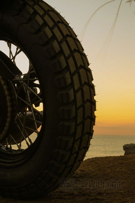 Reifen »Baja 100« von Bates; Gummi / Stahl; Montageposition: vorne oder hinten; 5.00-16 71T; schlauchlos; zulässige Felgen min-max: 2.75 - 3.50; mit ECE R75 Prüfzeichen, mit DOT Prüfzeichen; Deutschland; Bruttogewicht: 8.36 kg