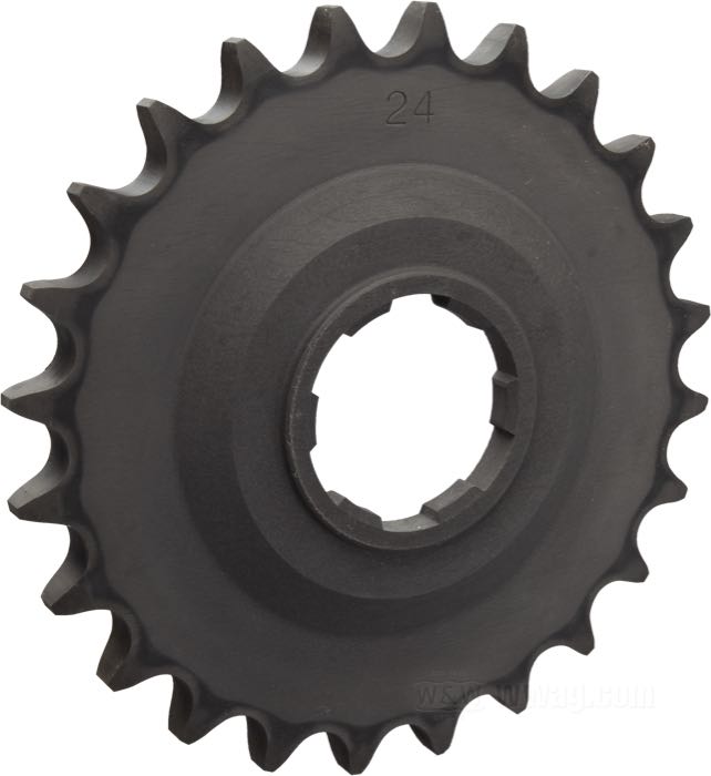 Versatzritzelkit; passend für 4-Gang Big Twin; Stahl; Versatz: 8 mm (→1979), 7 mm (1980→) ”; Anzahl der Zähne: 24; Teilung: 530 (5/8” x 3/8”); mit Versatzritzel, Abstandsscheibe für Kettenrad und Montageschrauben; Bruttogewicht: 1.18 kg