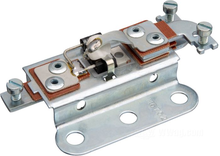 Cut-out diode »Delco Remy« by Samwel Supplies; fits all twins 1938-1957; with 32E generators; steel, three terminals, without cover; length x width: 9 x 5 cm; 6 V; replaces OEM HD 4785-38, and 74750-38; gross weight: 100 g