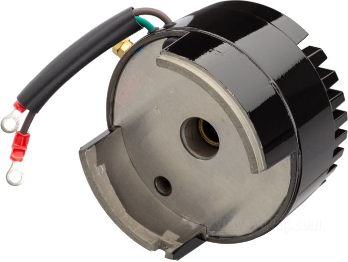 Regulador »End Bell« de Cycle Electric; para generadores (dinamos) tipo 65A; apropiado para Big Twin 1965-69 y Sportster 1965-77; tensión de carga 14.5 V; aluminio fundido, negro, aletas pulidas; 12 V; EE. UU.; peso bruto: 730 g