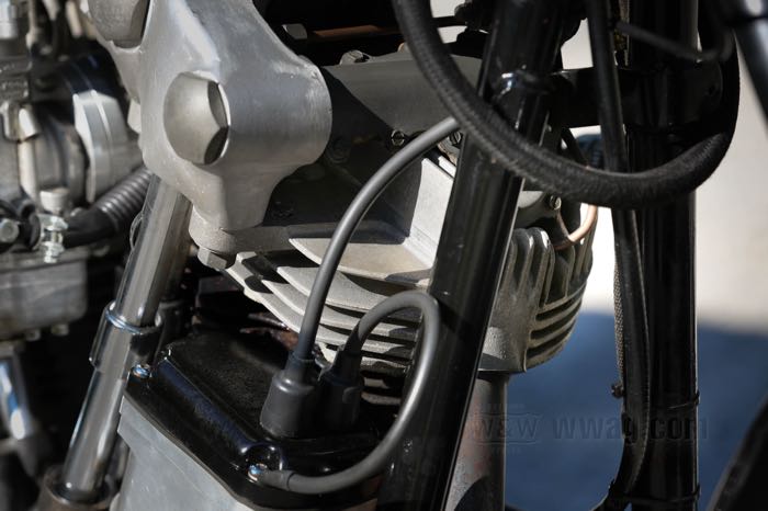 Kit testate »Knucklehead« di Cannonball; atto per modelli OHV 1936-1947; alluminio fuso, naturale; peso netto: 5.35 kg; alesaggio nominale: 3-7/16 ”; allacciamento dei scarichi: Knucklehead; schema dei bulloni di testata: Knucklehead; allacciamento d'aspirazione: Knucklehead tipo flange da avvitare (1940-1947); alimentazione di olio: esterno; filettature candele: 1 x M18 x 1.5 x 12.7 mm; rimpiazza OEM HD 16700-40 e 16697-40; Germania; peso lordo: 8.59 kg
