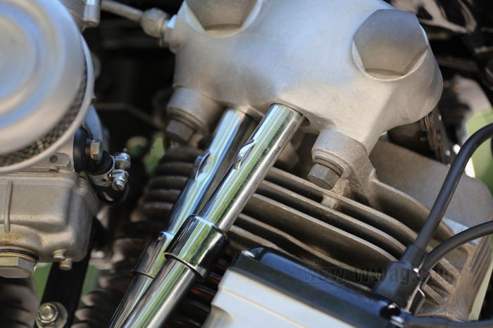 Kit testate »Knucklehead« di Cannonball; atto per modelli OHV 1936-1947; alluminio fuso, naturale; peso netto: 5.35 kg; alesaggio nominale: 3-7/16 ”; allacciamento dei scarichi: Knucklehead; schema dei bulloni di testata: Knucklehead; allacciamento d'aspirazione: Knucklehead tipo flange da avvitare (1940-1947); alimentazione di olio: esterno; filettature candele: 1 x M18 x 1.5 x 12.7 mm; rimpiazza OEM HD 16700-40 e 16697-40; Germania; peso lordo: 8.59 kg