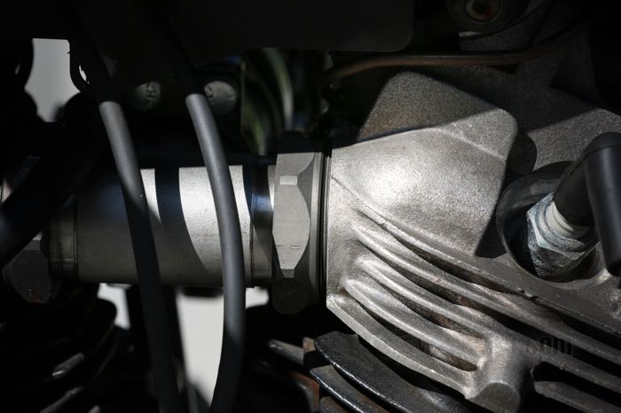 Kit testate »Knucklehead« di Cannonball; atto per modelli OHV 1936-1947; alluminio fuso, naturale; peso netto: 5.35 kg; alesaggio nominale: 3-7/16 ”; allacciamento dei scarichi: Knucklehead; schema dei bulloni di testata: Knucklehead; allacciamento d'aspirazione: Knucklehead tipo flange da avvitare (1940-1947); alimentazione di olio: esterno; filettature candele: 1 x M18 x 1.5 x 12.7 mm; rimpiazza OEM HD 16700-40 e 16697-40; Germania; peso lordo: 8.59 kg