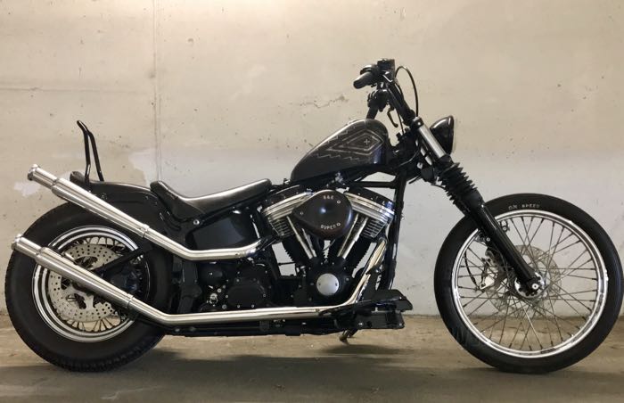 Collecteurs d’échappement 2 en 2 »Upsweep Shotgun« de Paughco; adaptable à Softail 1995-1999; acier, chromé; diam. collecteurs: 1-3/4”; avec eléments de montage; poids brut: 4.5 kg
