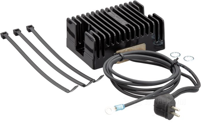 Regler/Gleichrichter von Cycle Electric; passend für Big Twin 1981-1988; Aluminium, schwarz, eloxiert; ersetzt OEM HD 74513-82, 74512-84, 74513-85 und 74516-86; USA; Bruttogewicht: 530 g