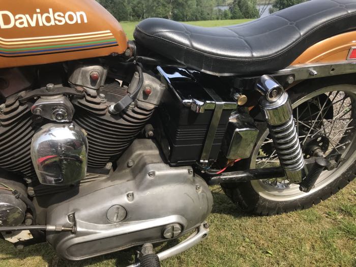 Battery box »BattBoy 65« by Bates; fits FL, FLH 1965-1984 and Sportster 1967-1978 with electric-start; ABS, black; W x H x D: 202 x 167 x 129 mm; inner measures (WxHxD): 190 x 145 x 119 mm; gross weight: 1.08 kg