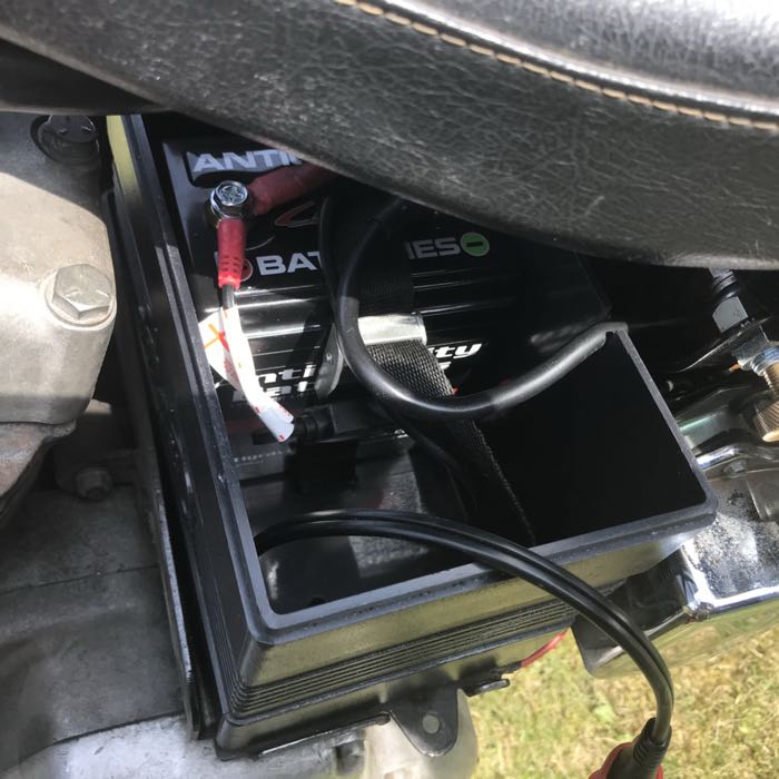 Battery box »BattBoy 65« by Bates; fits FL, FLH 1965-1984 and Sportster 1967-1978 with electric-start; ABS, black; W x H x D: 202 x 167 x 129 mm; inner measures (WxHxD): 190 x 145 x 119 mm; gross weight: 1.08 kg