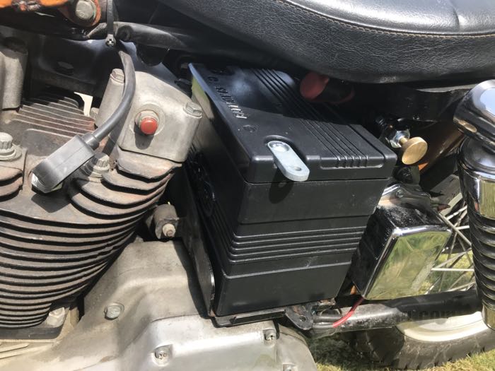 Battery box »BattBoy 65« by Bates; fits FL, FLH 1965-1984 and Sportster 1967-1978 with electric-start; ABS, black; W x H x D: 202 x 167 x 129 mm; inner measures (WxHxD): 190 x 145 x 119 mm; gross weight: 1.08 kg