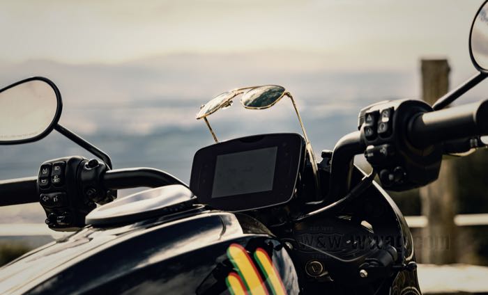 Sunglasses »Original Pilot« by AO; metal, gold-plated; lens material: mineral glass; lens color/type: true color grey; lens width: 52 mm; with protection case; USA; gross weight: 101 g