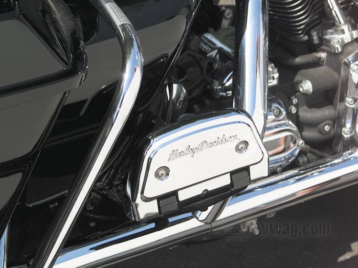 Abdeckung; für Sozius-Trittbretter; passend für Heritage Softail, FLT/FLHT, Road King; Aluminiumguss, verchromt; ersetzt OEM HD 50782-91; USA; Bruttogewicht: 630 g