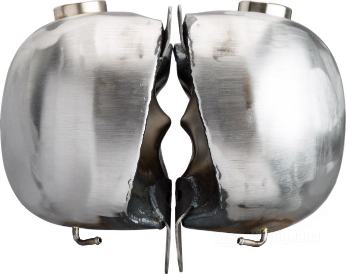 Réservoir d'essence »3.5 gal«; adaptable à cadres Big Twin à 4 vitesses →1984; acier; volume: 13 l; bouchon nécessaire: fermeture à baïonnette 1955-1982; robinet nécessaire: M22 x 1; remplace OEM HD 61230-69, 61425-83, 61217-69 et 61219-83; poids brut: 6.8 kg