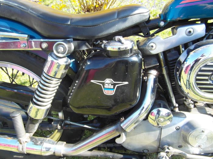 Öltank; passend für Sportster XLH 1967-1978, XLCH 1978; Stahl, verchromt; Ablassschraube: 1/2”-13 UNC; Einfüllstutzen: ID 1-1/4”; ersetzt OEM HD 62507-67A; Bruttogewicht: 2.58 kg