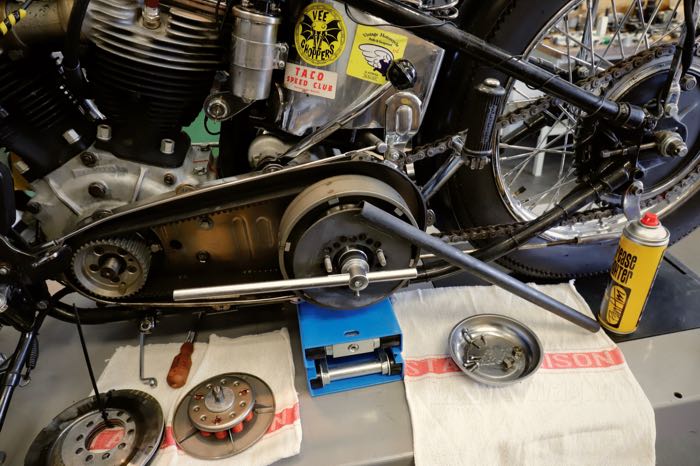 Utensile di bloccaggio di The Cyclery; per Mozzo frizione; atto per Big Twin 1941-inizi 1984 e modelli a valvole laterali 45”/750cc del 1941-1973; acciaio, parkerizzato; lunghezza: 53 cm; Germania; peso lordo: 936 g