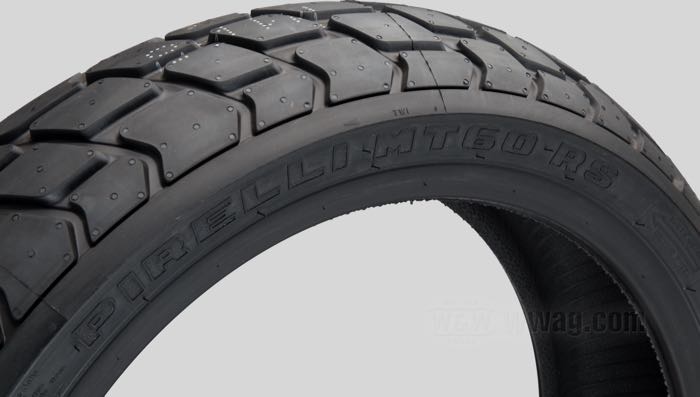 Pneu »MT60RS« de Pirelli; caoutchouc / acier; position: arrière; 180/55ZR17 73W; pour utilisation sans chambre; jantes permises min-max: 5.50 - 6.00; homologué ECE R75, homologué DOT; poids brut: 7 kg