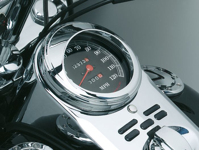 Zierring von Kuryakyn; für Fat Bob Tachos 1968→; Aluminium, verchromt; Bruttogewicht: 181 g