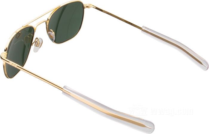 Occhiali da sole »Original Pilot« di AO; metallo, dorato; materiale lenti: policarbonato; colore/tipo lenti: true color green; larghezza lenti: 52 mm; con astuccio protettivo; U.S.A.; peso lordo: 94 g