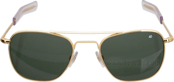 Occhiali da sole »Original Pilot« di AO; metallo, dorato; materiale lenti: policarbonato; colore/tipo lenti: true color green; larghezza lenti: 52 mm; con astuccio protettivo; U.S.A.; peso lordo: 94 g