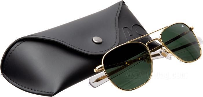 Occhiali da sole »Original Pilot« di AO; metallo, dorato; materiale lenti: policarbonato; colore/tipo lenti: true color green; larghezza lenti: 52 mm; con astuccio protettivo; U.S.A.; peso lordo: 94 g