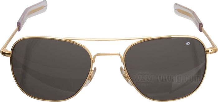 Sonnenbrille »Original Pilot« von AO; Metall, vergoldet; Material der Gläser: Mineralglas; Farbe/Typ der Gläser: true color grey; Breite der Gläser: 55 mm; mit Schutz-Etui; USA; Bruttogewicht: 104 g