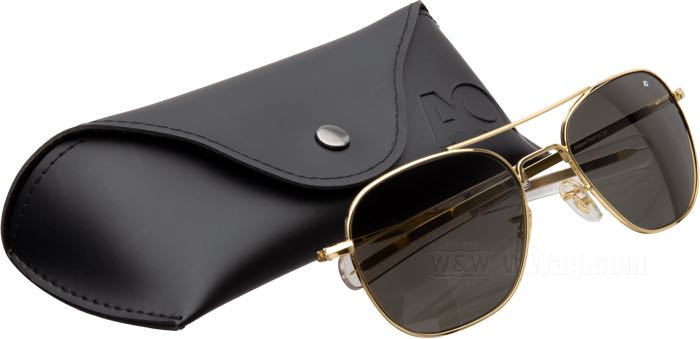Sonnenbrille »Original Pilot« von AO; Metall, vergoldet; Material der Gläser: Mineralglas; Farbe/Typ der Gläser: true color grey; Breite der Gläser: 55 mm; mit Schutz-Etui; USA; Bruttogewicht: 104 g