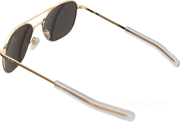 Occhiali da sole »Original Pilot« di AO; metallo, dorato; materiale lenti: policarbonato; colore/tipo lenti: true color grey; larghezza lenti: 57 mm; con astuccio protettivo; U.S.A.; peso lordo: 95 g