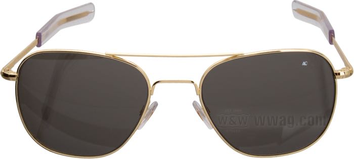 Occhiali da sole »Original Pilot« di AO; metallo, dorato; materiale lenti: policarbonato; colore/tipo lenti: true color grey; larghezza lenti: 57 mm; con astuccio protettivo; U.S.A.; peso lordo: 95 g