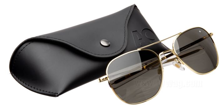 Occhiali da sole »Original Pilot« di AO; metallo, dorato; materiale lenti: policarbonato; colore/tipo lenti: true color grey; larghezza lenti: 57 mm; con astuccio protettivo; U.S.A.; peso lordo: 95 g