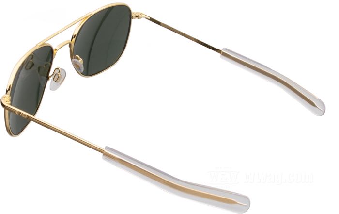Sunglasses »Original Pilot« by AO; metal, gold-plated; lens material: polycarbonate; lens color/type: true color green; lens width: 57 mm; with protection case; USA; gross weight: 94 g