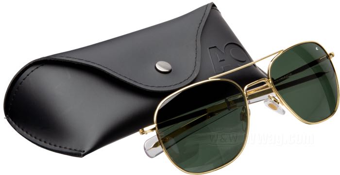 Sunglasses »Original Pilot« by AO; metal, gold-plated; lens material: polycarbonate; lens color/type: true color green; lens width: 57 mm; with protection case; USA; gross weight: 94 g