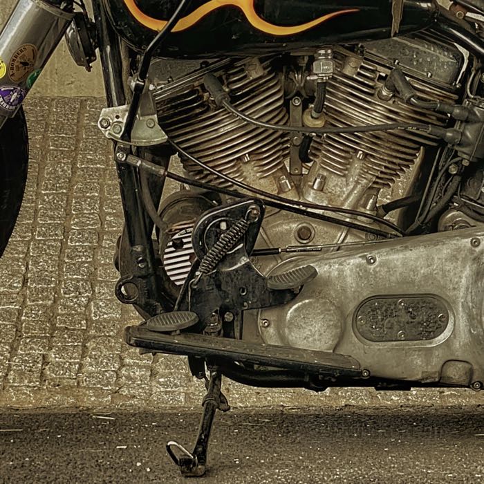 Regulador »End Bell Low Voltage« de Cycle Electric; para generadores (dinamos) tipo 65A; apropiado para Big Twin 1965-69 y Sportster 1965-77; tensión de carga 13.8 V; aluminio fundido, negro, aletas pulidas; 12 V; EE. UU.; peso bruto: 750 g