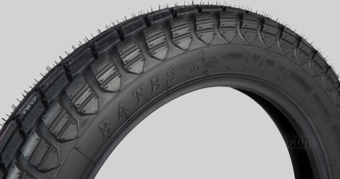 Pneu »Baja 100« de Bates; caoutchouc / acier; position: avant ou arrière; 4.00-18 64T; pour utilisation sans chambre; jantes permises min-max: 1.85 - 3.00; homologué ECE R75, homologué DOT; Allemagne; poids brut: 6.64 kg