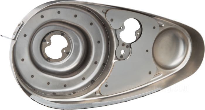 Cache primaire extérieur »OEM Type«; adaptable à 45cui/750cc modèles W et Servi-Cars 1941-1965; tôle d'acier, naturel; Hauteur extérieure de la cloche du pignon moteur (A): 69 mm; Hauteur intérieure de la cloche de l'embrayage (B): 130 mm; Hauteur extérieure de la cloche de l'embrayage (C): 132 mm; remplace OEM HD 60504-32; poids brut: 2.46 kg